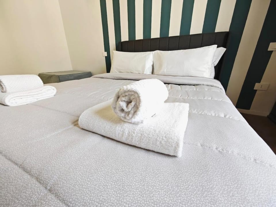 Bedroom, towels