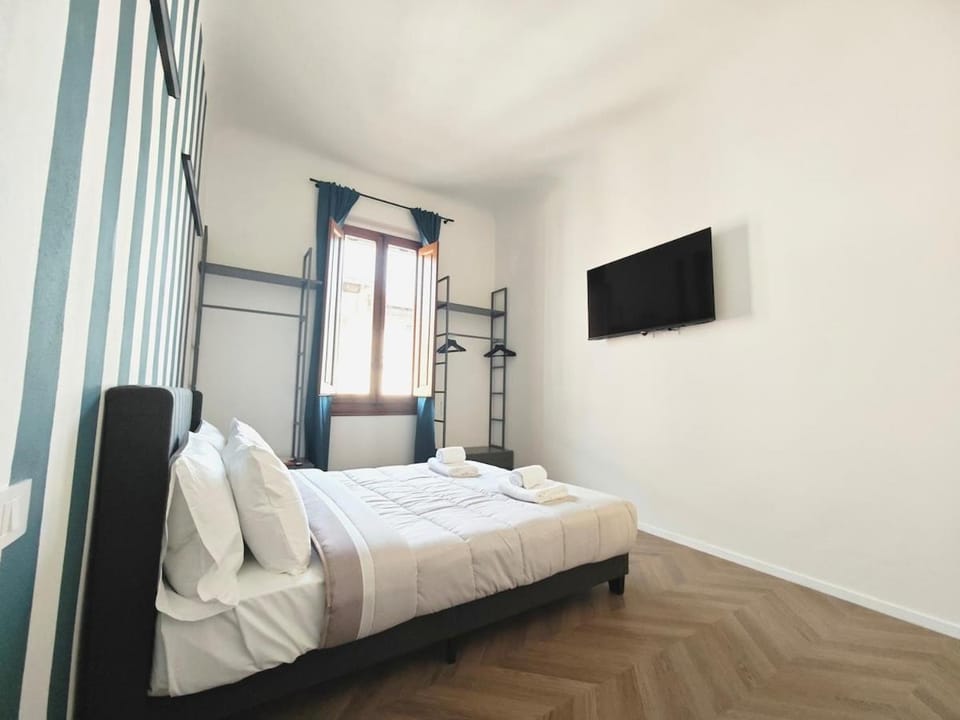 Bed, TV and multimedia, Photo of the whole room, Bedroom, towels