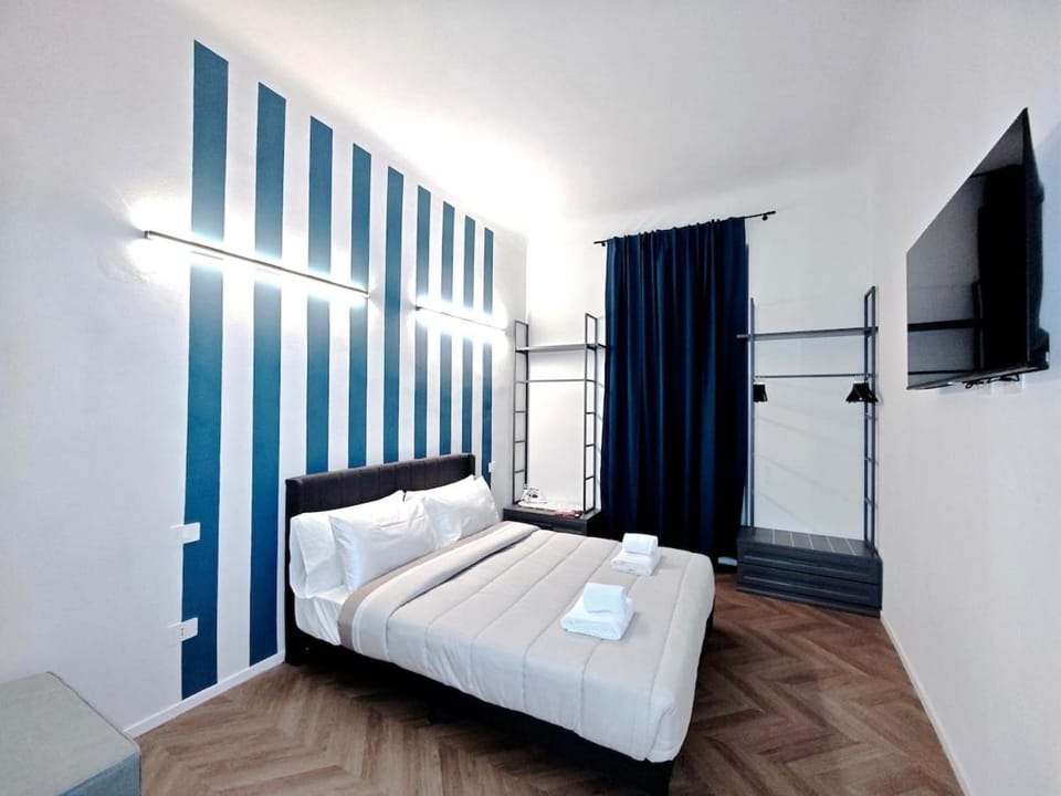 Bed, TV and multimedia, Photo of the whole room, Bedroom, locker, towels, wardrobe