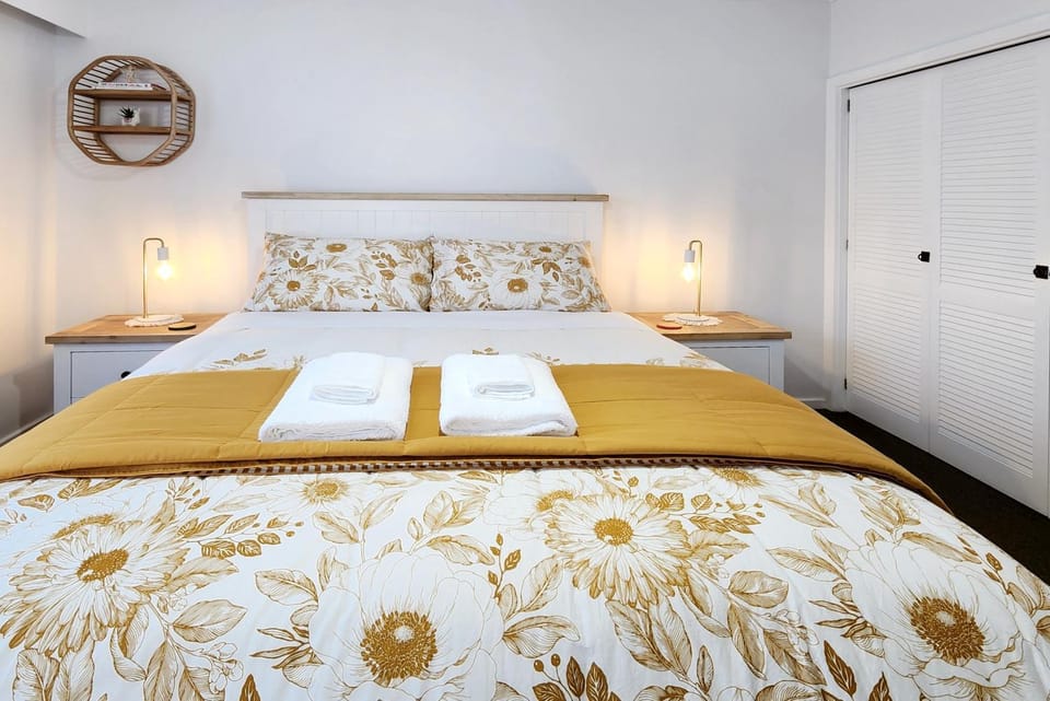 Bed, Bedroom, heating, towels, wardrobe