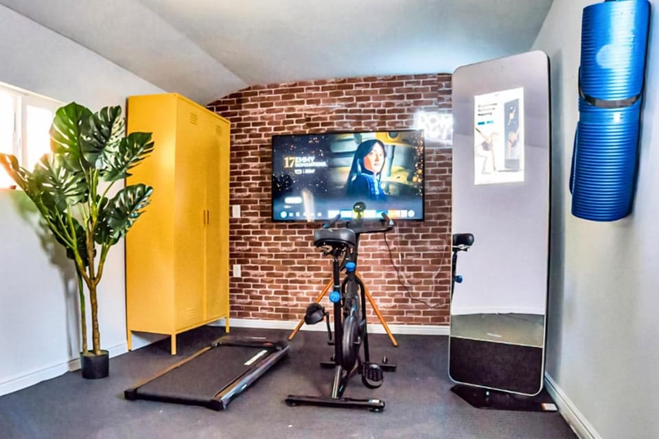 Golf Gym HotTub Pets Game room Patio House in St George