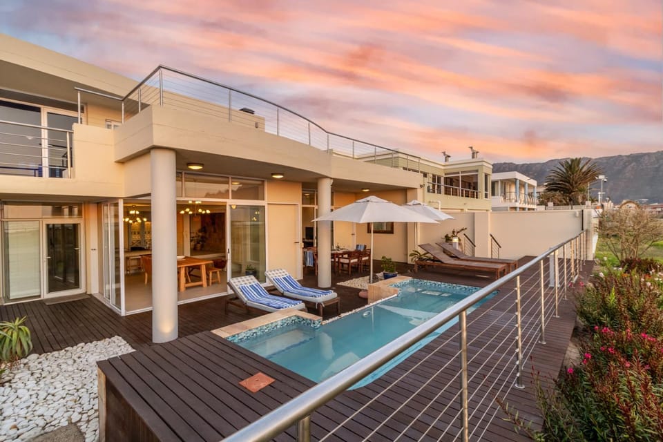 Property building, Patio, Day, Natural landscape, View (from property/room), Mountain view, Swimming pool, sunbed