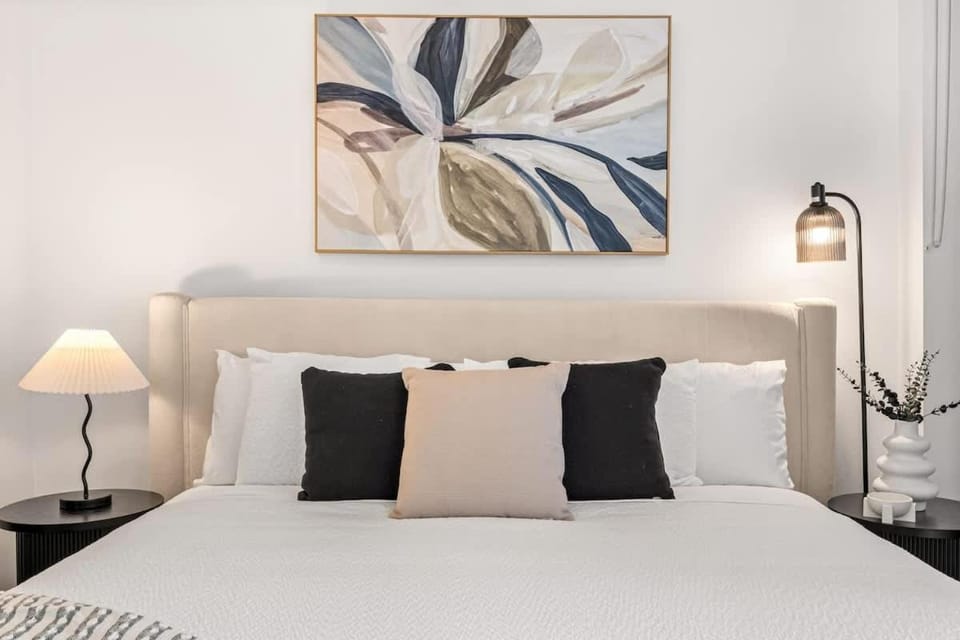 Bed, Photo of the whole room, Decorative detail, Bedroom