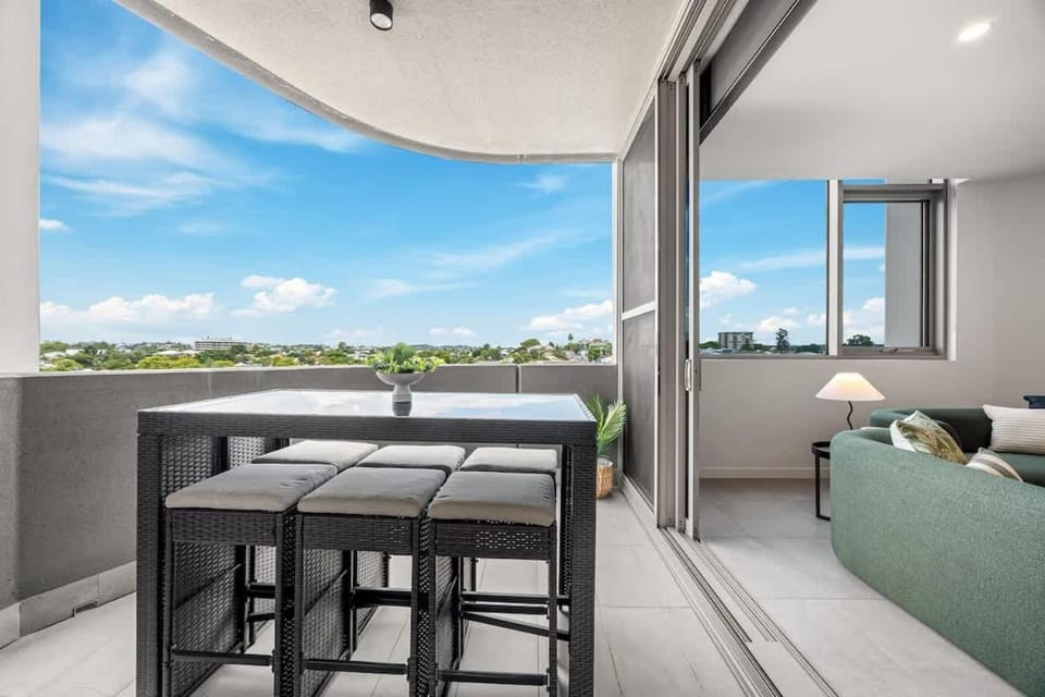 3BR Family Stay - King Beds, Parking & City Views Apartment in Kangaroo Point