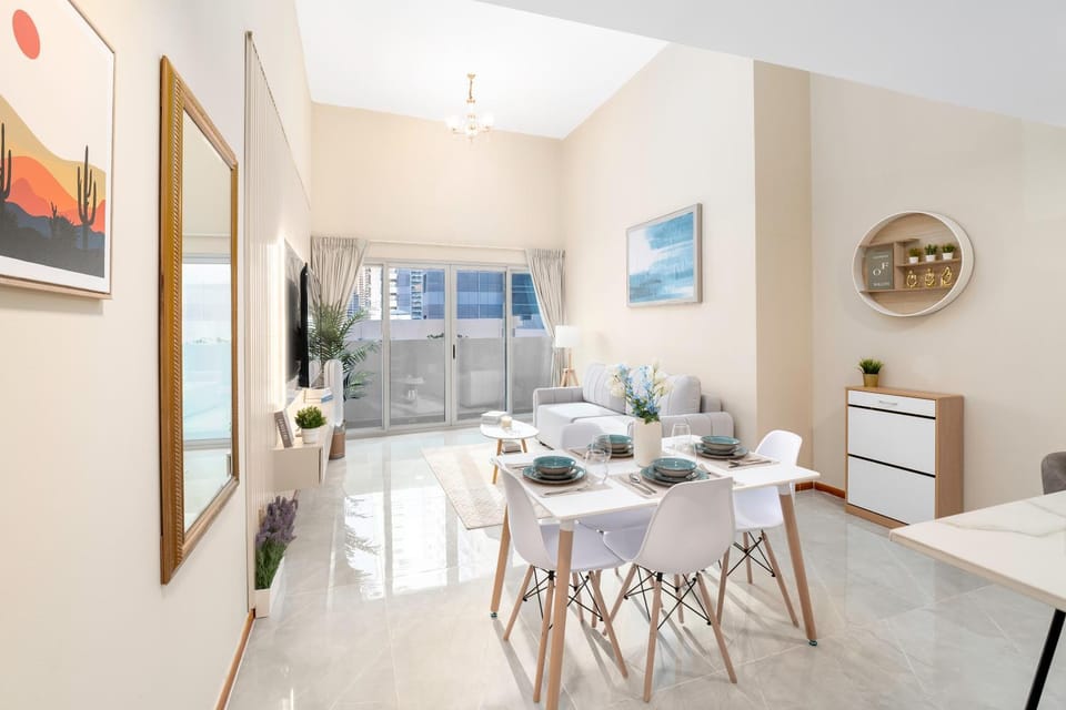Living room, Seating area, Dining area, Dinner