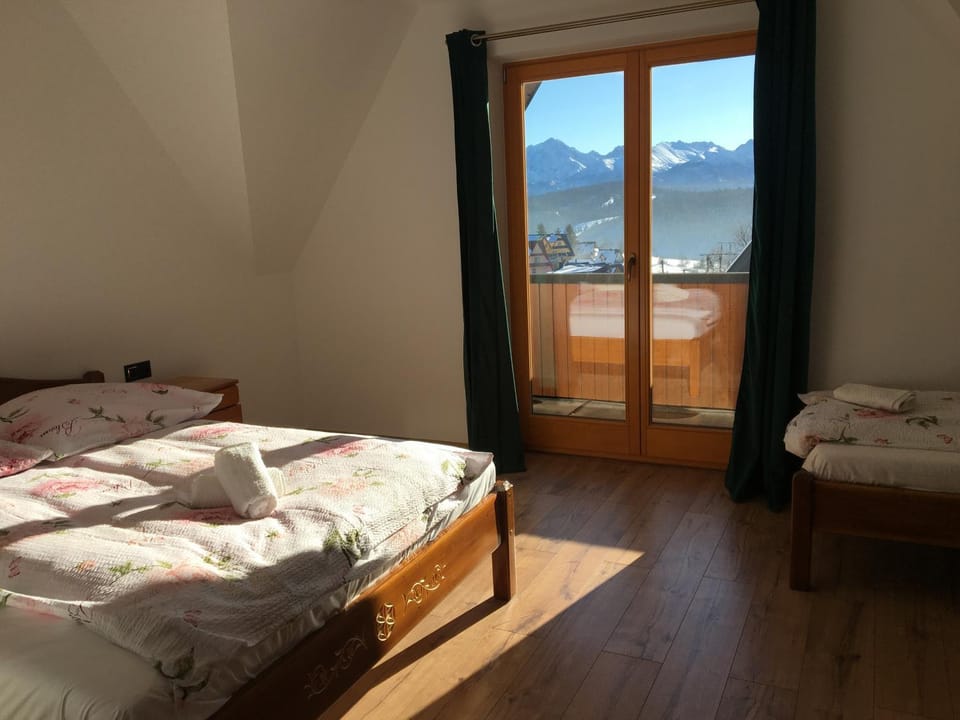 Bed, Photo of the whole room, Bedroom, Mountain view