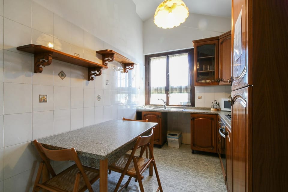 Kitchen or kitchenette, Dining area, stove