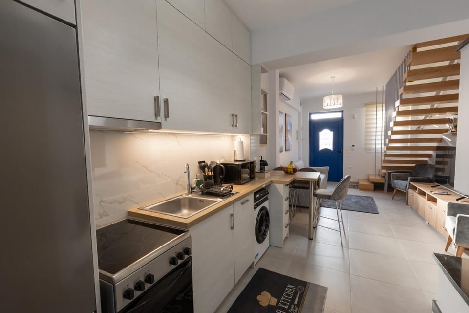 Coffee/tea facilities, Kitchen or kitchenette, Living room, Seating area, Dining area, dishwasher, stove
