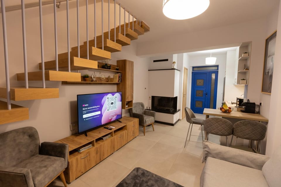 Communal lounge/ TV room, TV and multimedia, Living room, Seating area, Evening entertainment, air conditioner