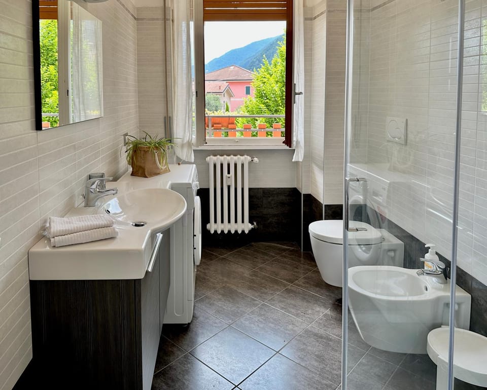 Toilet, Bathroom, bidet, towels