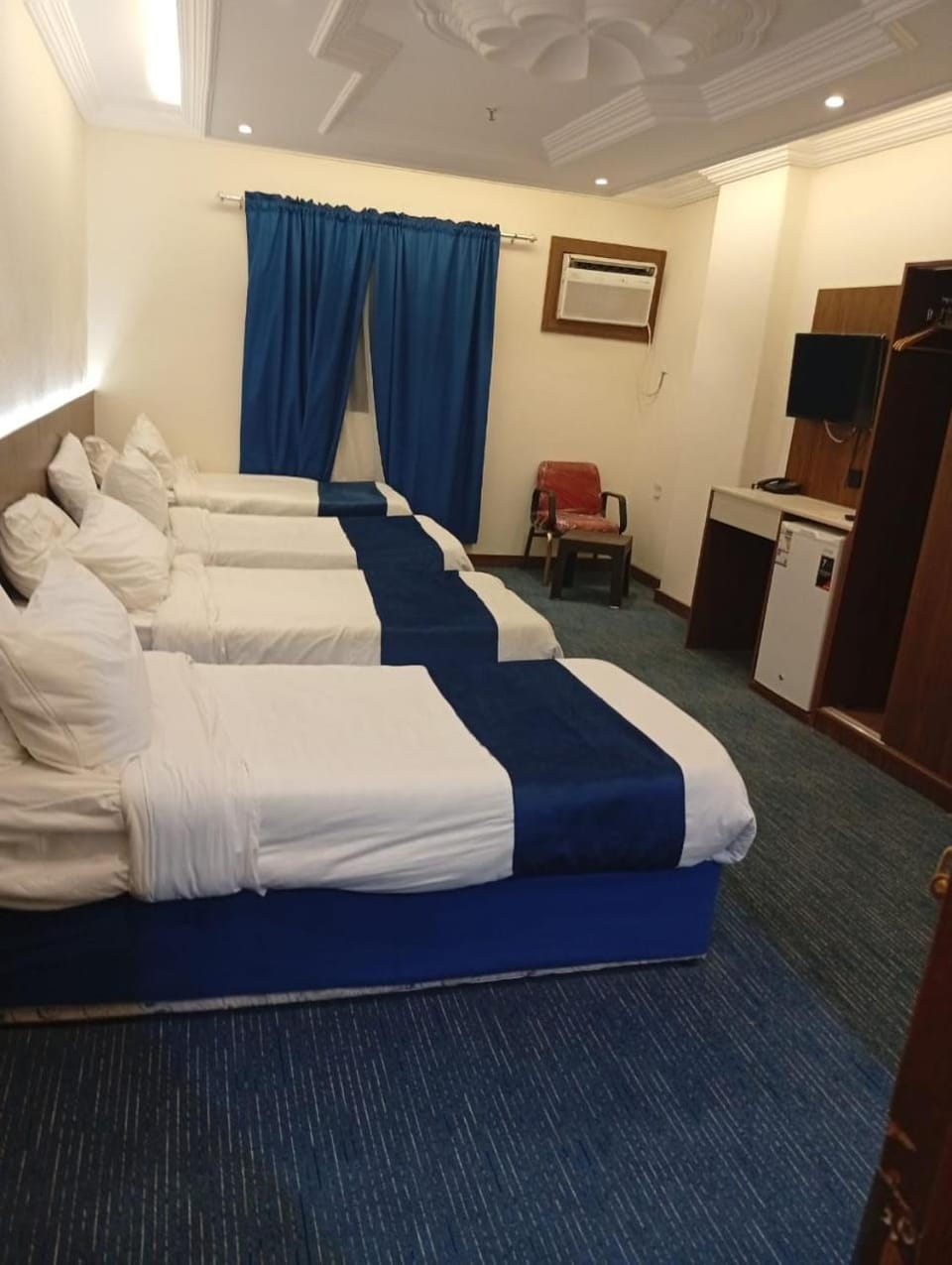 Bed, TV and multimedia, Photo of the whole room, Bedroom, towels