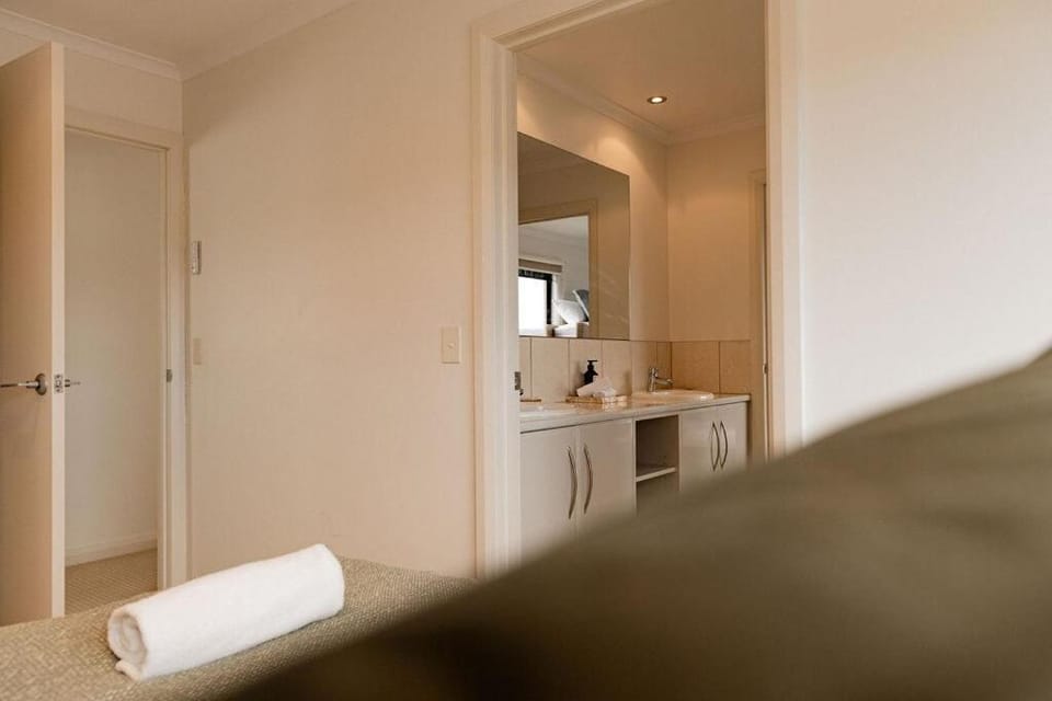 Heated magnesium pool, MTB, family & dog friendly House in St Helens