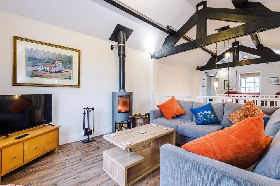 TV and multimedia, Living room, Seating area, fireplace