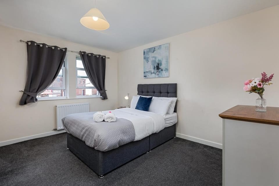 House - Sleeps 10 - Parking - WiFi House in Barrow-in-Furness