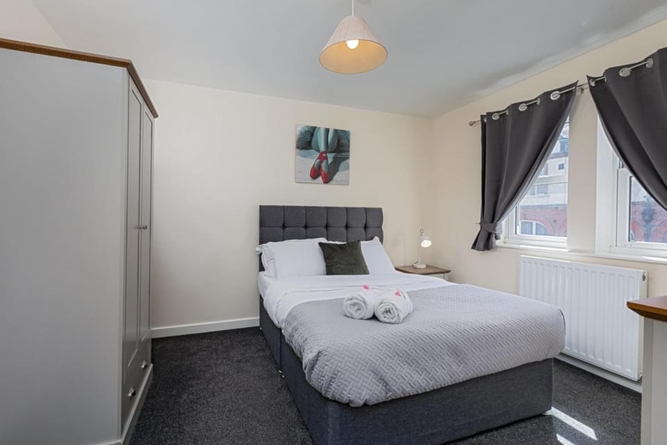 House - Sleeps 10 - Parking - WiFi House in Barrow-in-Furness