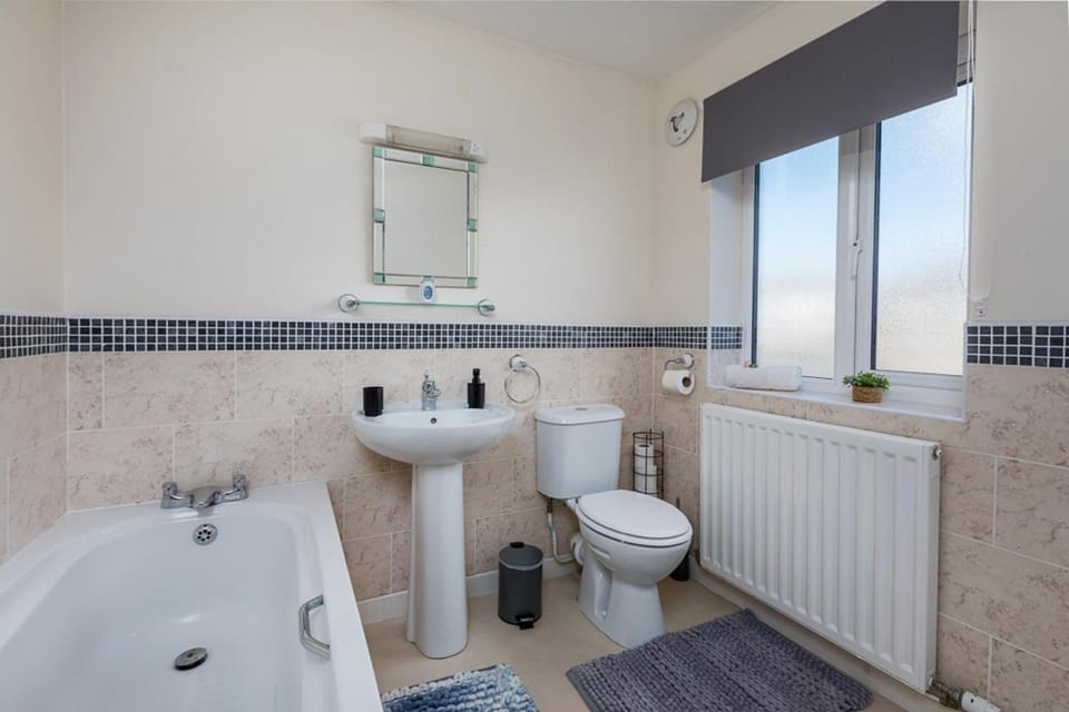 House - Sleeps 10 - Parking - WiFi House in Barrow-in-Furness
