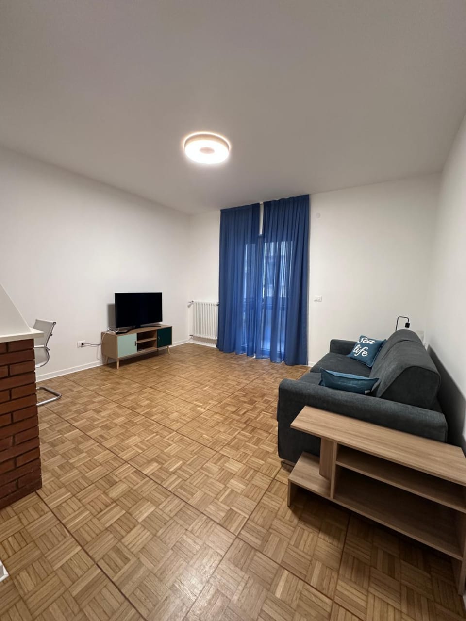 Bed, TV and multimedia, Living room, Seating area, Bedroom