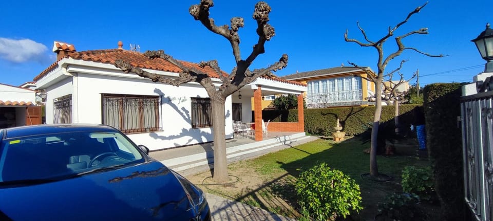 Property building, Day, Garden, Balcony/Terrace, Parking