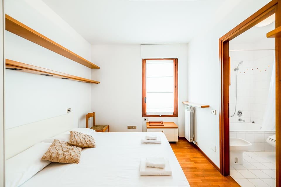 Bed, Bathroom, Photo of the whole room, Bedroom, towels