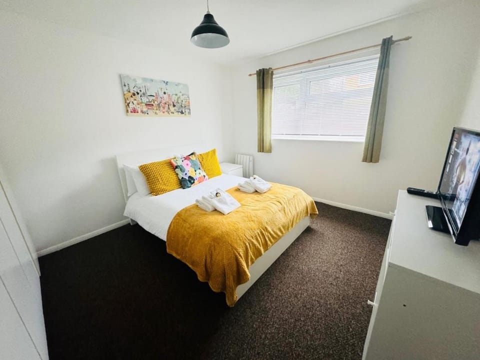 Luton Parkway Apartment-4 guests- free parking Apartment in Luton