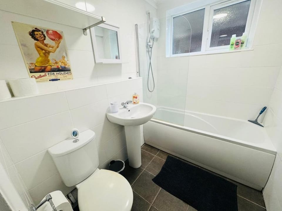 Luton Parkway Apartment-4 guests- free parking Apartment in Luton