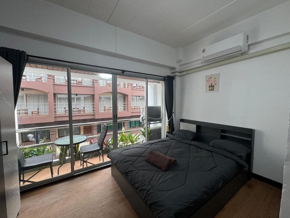 Bed, View (from property/room), Balcony/Terrace, Seating area, air conditioner