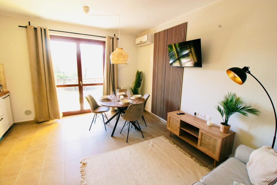 Communal lounge/ TV room, TV and multimedia, Living room, Seating area, Dining area, Evening entertainment, air conditioner