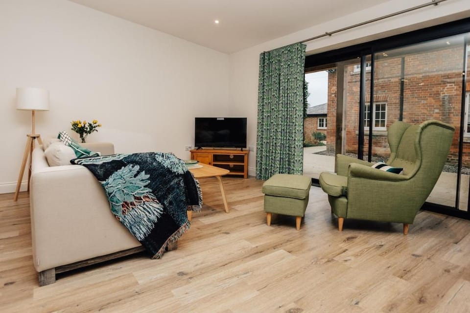 Home Farm Holiday Homes - Sleeps 26 House in South Oxfordshire District