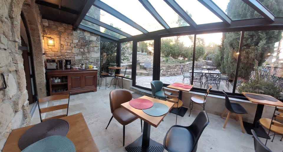 Property building, Restaurant/places to eat, Breakfast