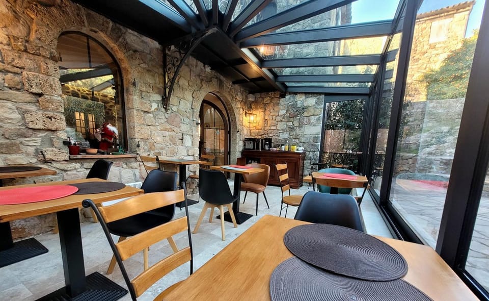 Property building, Restaurant/places to eat, Breakfast