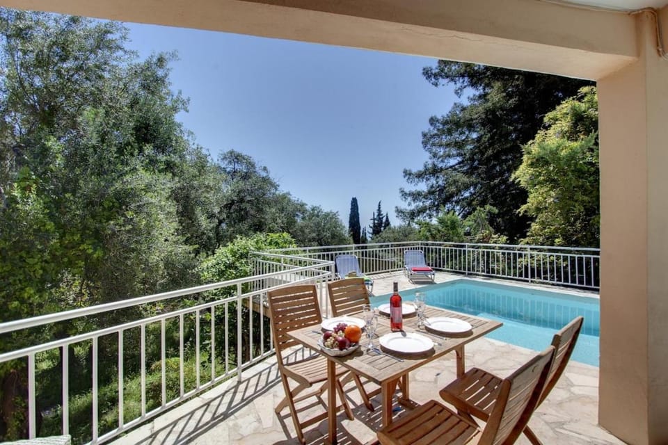 Patio, Day, Natural landscape, Balcony/Terrace, Seating area, Dining area