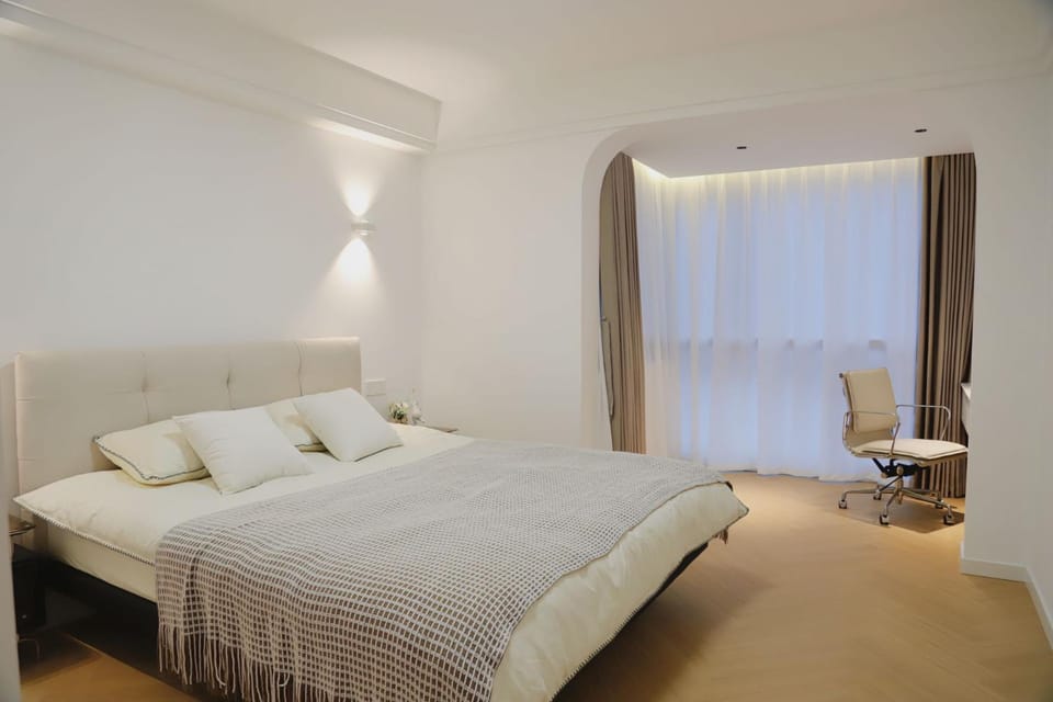 Bed, Living room, Photo of the whole room, Seating area, Bedroom