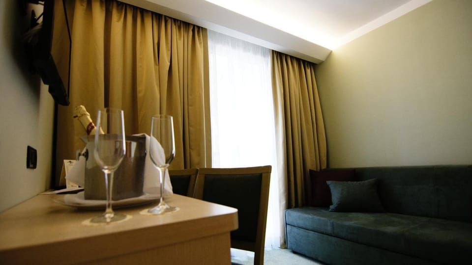 TV and multimedia, Living room, Photo of the whole room, Seating area