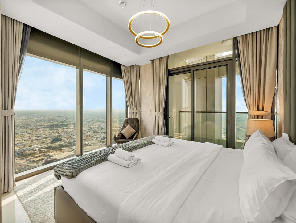 Bed, Photo of the whole room, Bedroom, City view, towels