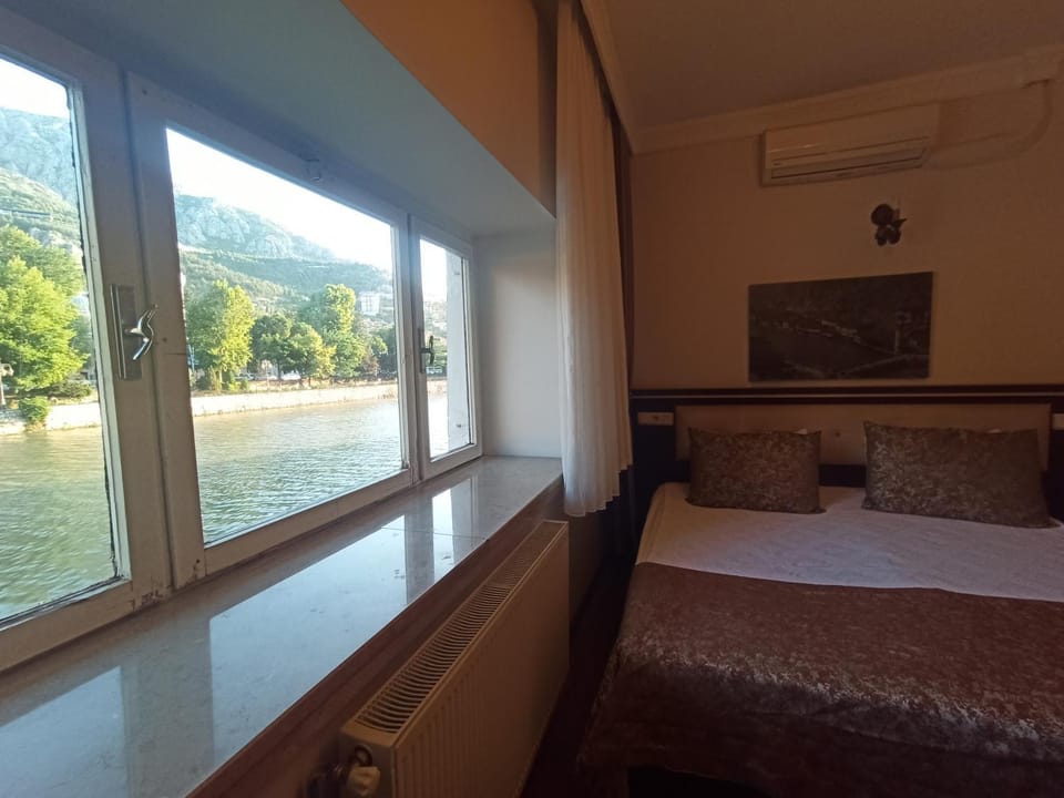 Photo of the whole room, River view
