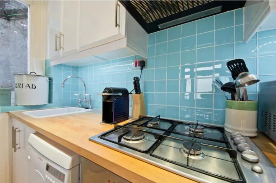 Coffee/tea facilities, Kitchen or kitchenette, dishwasher, stove, toaster