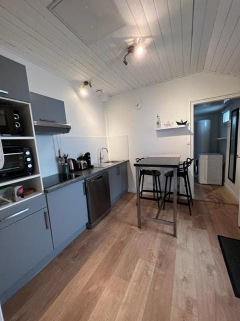 Kitchen or kitchenette, Dining area, oven, stove