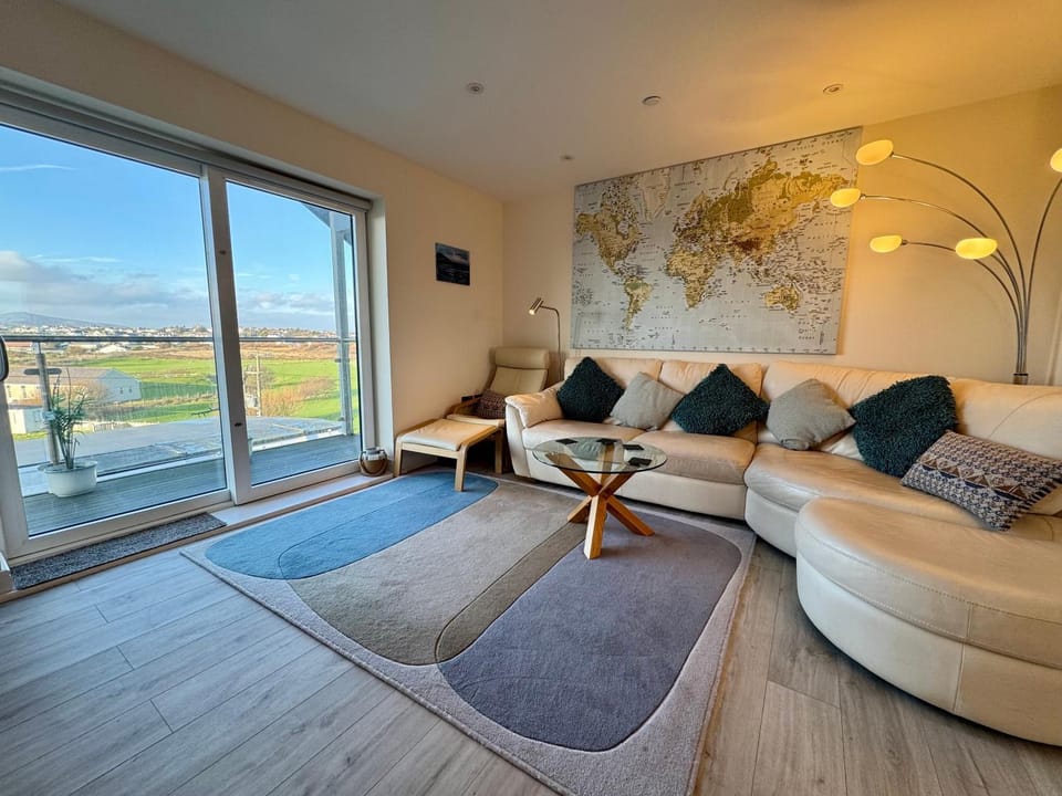 Gwel Y Bae-2 Bed-en-suite-Lift-Pet friendly Apartment in Trearddur Bay