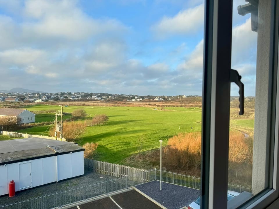 Gwel Y Bae-2 Bed-en-suite-Lift-Pet friendly Apartment in Trearddur Bay