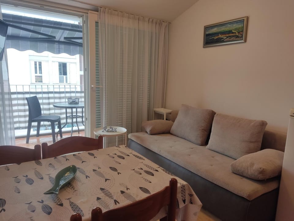 Bed, Living room, Seating area, Dining area