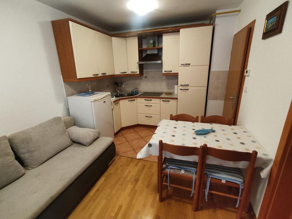 Kitchen or kitchenette, Living room, Seating area, Dining area, minibar, stove