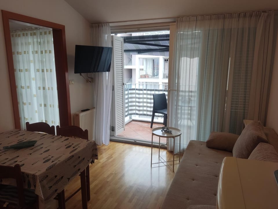 Communal lounge/ TV room, Bed, TV and multimedia, Living room, Seating area, Dining area