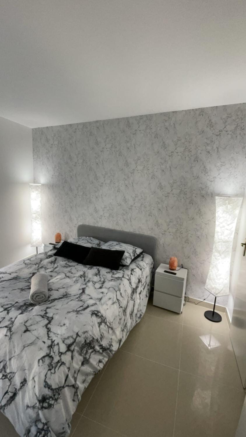 Bed, Bedroom, towels