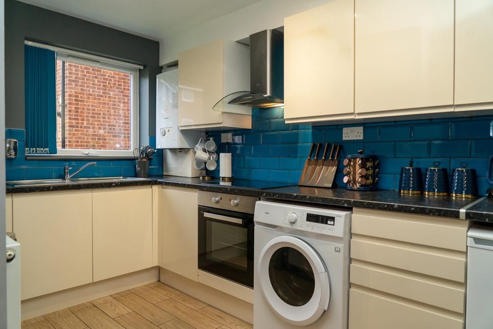 Kitchen or kitchenette, oven, washing machine