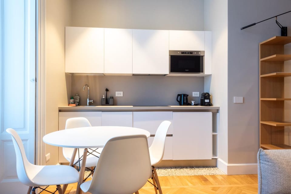 Coffee/tea facilities, Kitchen or kitchenette, Living room, Seating area, Dining area, stove