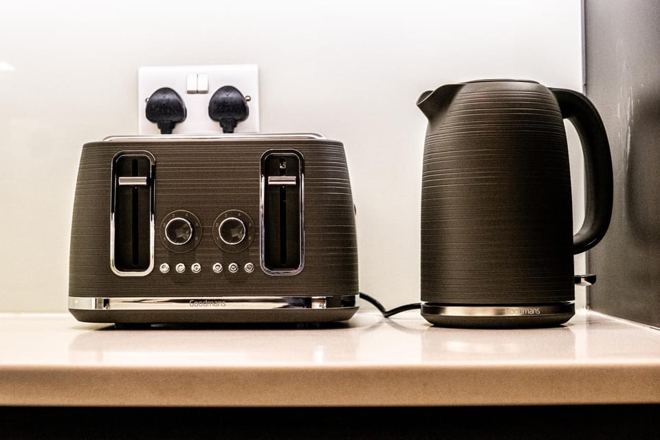Coffee/tea facilities, toaster