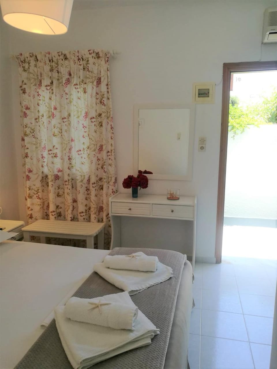 Andreas and Petrinela Rooms Apartment in Milos