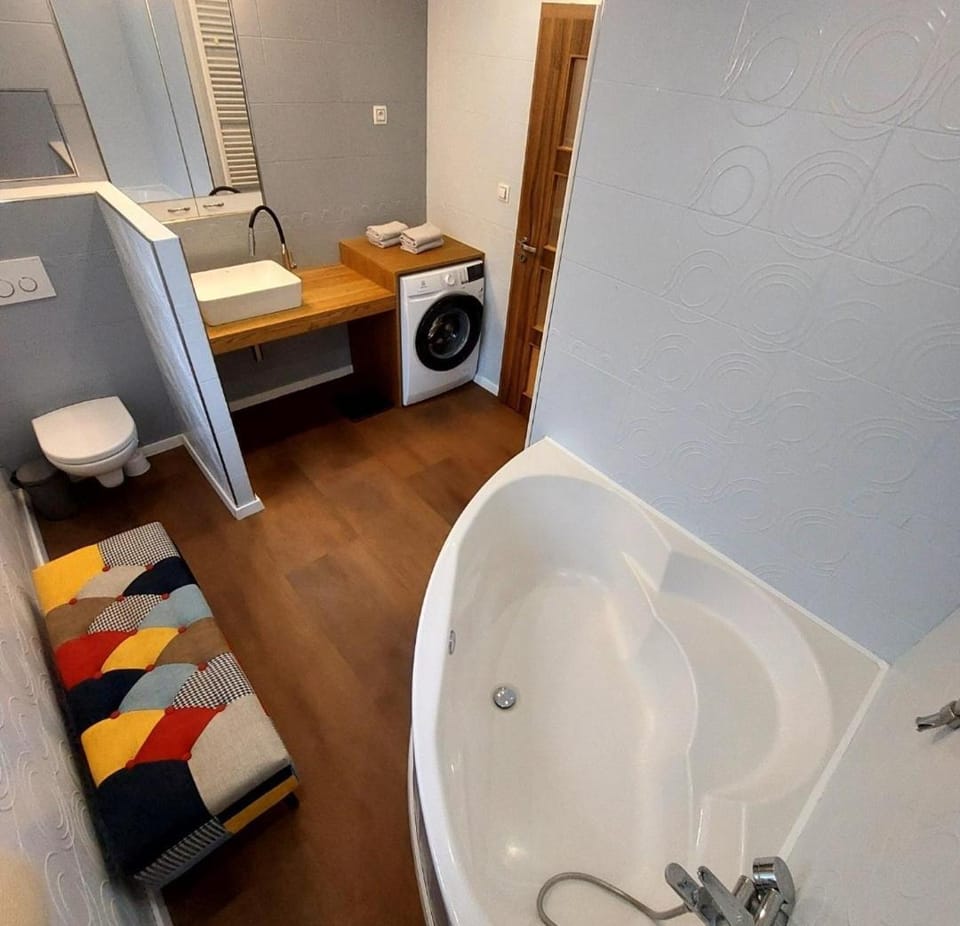 Bath, towels, washing machine
