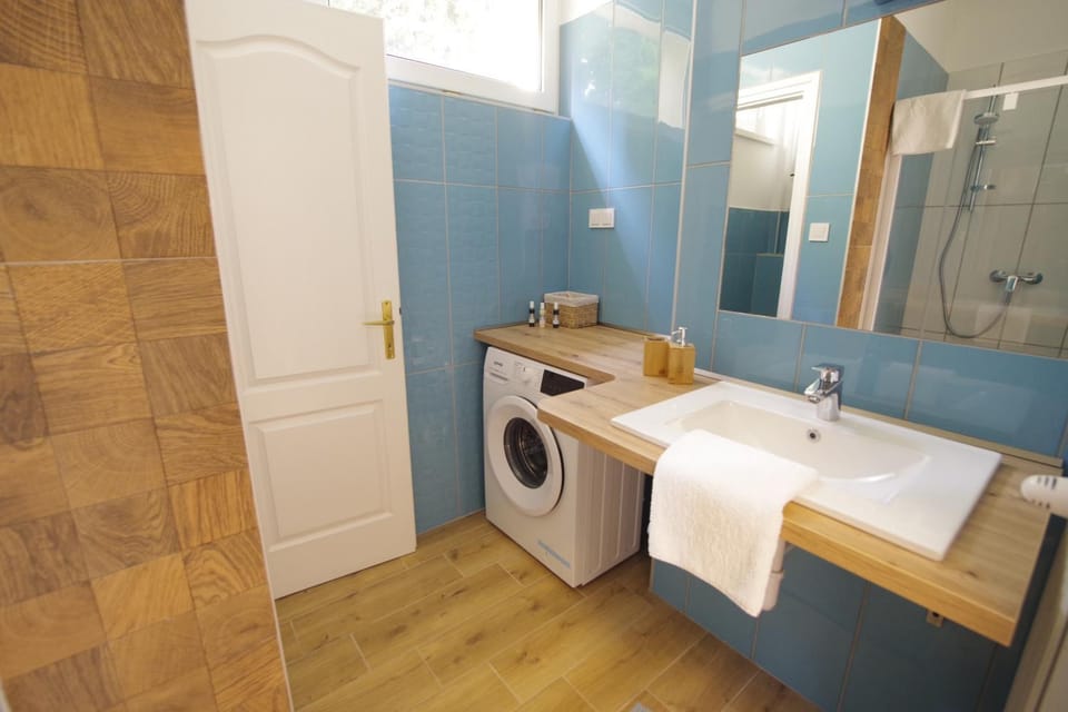 Bathroom, towels, washing machine