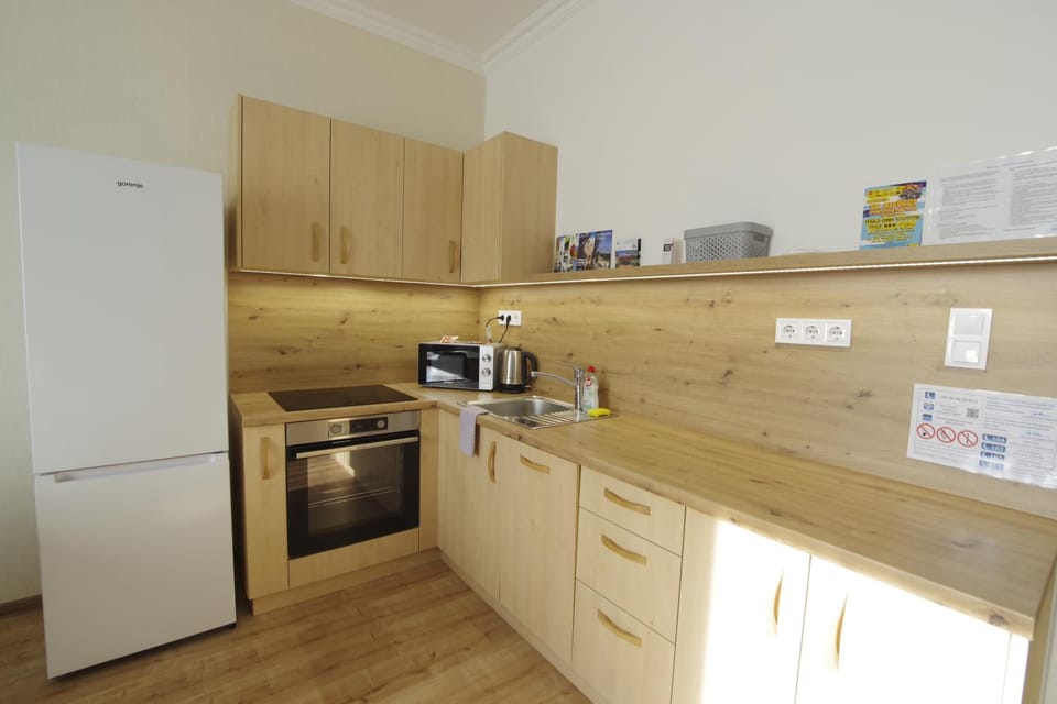 Kitchen or kitchenette, dishwasher, oven